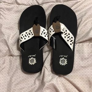 EUC women’s yellow box flip flops